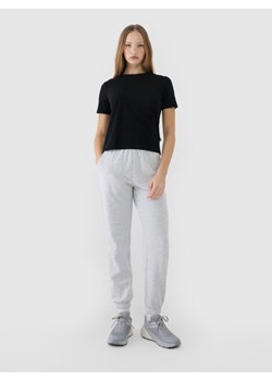 Damskie spodnie dresowe joggery 4F 4FWSS25TTROF1013 - szare ze sklepu Sportstylestory.com w kategorii Spodnie damskie - zdjęcie 184004623