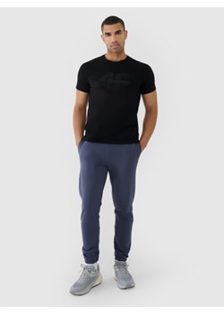 Męskie spodnie dresowe joggery 4F 4FWSS25TTROM1014 - szare ze sklepu Sportstylestory.com w kategorii Spodnie męskie - zdjęcie 184004630