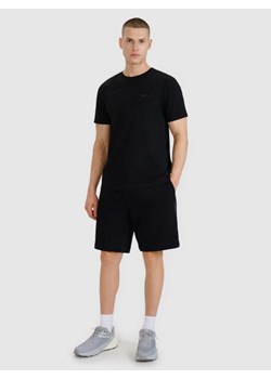 Męskie spodenki dresowe 4F 4FWSS25TSHOM545 - czarne ze sklepu Sportstylestory.com w kategorii Spodenki męskie - zdjęcie 184005223
