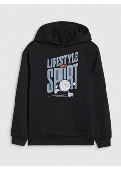 Chłopięca bluza dresowa nierozpinana z kapturem 4F 4FJRSS25TSWSM2041 -  czarna ze sklepu Sportstylestory.com w kategorii Bluzy chłopięce - zdjęcie 184005554