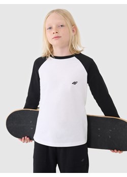 Chłopięcy longsleeve regular gładki 4F 4FJWSS25TLONM420 - biały ze sklepu Sportstylestory.com w kategorii T-shirty chłopięce - zdjęcie 184006022