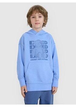 Chłopięca bluza dresowa z kapturem nierozpinana 4FJRSS25TSWSM2234 - niebieska ze sklepu Sportstylestory.com w kategorii Bluzy chłopięce - zdjęcie 184006131