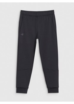 Chłopięce spodnie treningowe 4F 4FJWSS25TFTRM0773 - czarne ze sklepu Sportstylestory.com w kategorii Spodnie chłopięce - zdjęcie 184006260