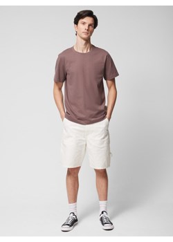 Męskie spodenki jeansowe Outhorn OTHWSS24TSHOM403 - białe ze sklepu Sportstylestory.com w kategorii Spodenki męskie - zdjęcie 184006652