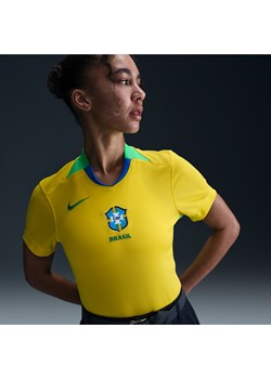 Damska koszulka piłkarska Nike Dri-FIT Brazylia Stadium 2025 (drużyna kobiet) (wersja domowa) – replika - Żółty - id: 41518845372new - marki Nike - 184006954 Damska koszulka piłkarska Nike Dri-FIT Brazylia Stadium 2025 (drużyna kobiet) (wersja domowa) – replika - Żółty ze sklepu Nike poland w kategorii Bluzki damskie - zdjęcie 184006954