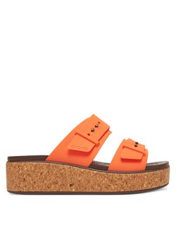 Klapki Crocs Brooklyn Cork Buckle 211252 Pomarańczowy ze sklepu eobuwie.pl w kategorii Klapki damskie - zdjęcie 184015384