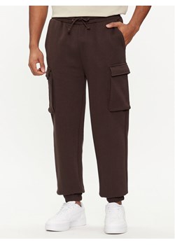 Outhorn Spodnie dresowe OTHAW23TTROM513 Brązowy Regular Fit ze sklepu MODIVO w kategorii Spodnie męskie - zdjęcie 184016120