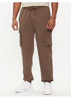 Outhorn Spodnie dresowe OTHAW23TTROM513 Khaki Regular Fit ze sklepu MODIVO w kategorii Spodnie męskie - zdjęcie 184016143