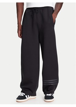 adidas Spodnie dresowe Neuclassics JW5445 Czarny Loose Fit ze sklepu MODIVO w kategorii Spodnie męskie - zdjęcie 184023461