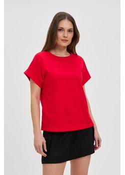 Bawełniany t-shirt czerwony ze sklepu Moodo.pl w kategorii Bluzki damskie - zdjęcie 184024630