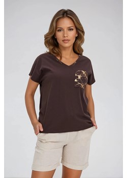 Bawełniany t-shirt z ozdobną kieszenią brązowy ze sklepu Moodo.pl w kategorii Bluzki damskie - zdjęcie 184024642
