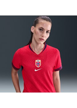 Damska autentyczna koszulka piłkarska Nike Dri-FIT ADV Norwegia Match 2025 (drużyna kobiet) (wersja domowa) - Czerwony - id: 41458371336new - marki Nike - 184029692 Damska autentyczna koszulka piłkarska Nike Dri-FIT ADV Norwegia Match 2025 (drużyna kobiet) (wersja domowa) - Czerwony ze sklepu Nike poland w kategorii Bluzki damskie - zdjęcie 184029692
