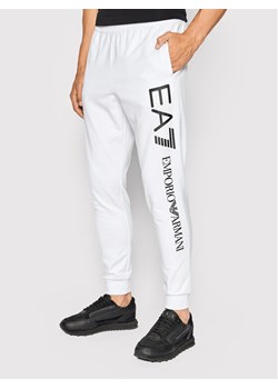 EA7 Emporio Armani Spodnie dresowe 8NPPC3 PJ05Z 1101 Biały Slim Fit ze sklepu MODIVO w kategorii Spodnie męskie - zdjęcie 184035851