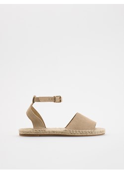 Reserved - Zamszowe sandały - beżowy ze sklepu Reserved w kategorii Espadryle damskie - zdjęcie 184036224
