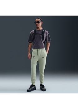 Męskie joggery piłkarskie z dzianiny Nike Chelsea F.C. Tech - Zieleń - id: 41550934498new - marki Nike - 184044171 Męskie joggery piłkarskie z dzianiny Nike Chelsea F.C. Tech - Zieleń ze sklepu Nike poland w kategorii Spodnie męskie - zdjęcie 184044171