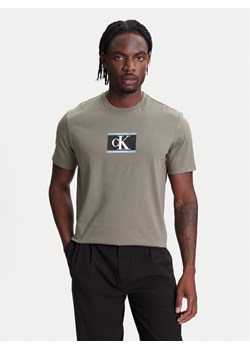 Calvin Klein T-Shirt Box Tape Graphic LV04RC854G Zielony Regular Fit ze sklepu MODIVO w kategorii T-shirty męskie - zdjęcie 184045580
