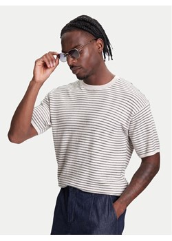 United Colors Of Benetton T-Shirt 1195K109V Beżowy Relaxed Fit ze sklepu MODIVO w kategorii T-shirty męskie - zdjęcie 184045611