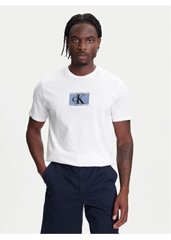 Calvin Klein T-Shirt Box Tape Graphic LV04RC854G Biały Regular Fit ze sklepu MODIVO w kategorii T-shirty męskie - zdjęcie 184045674