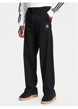 adidas Spodnie materiałowe Trefoil Essentials JD2442 Czarny Regular Fit ze sklepu MODIVO w kategorii Spodnie męskie - zdjęcie 184045732