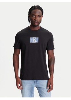 Calvin Klein T-Shirt Box Tape Graphic LV04RC854G Czarny Regular Fit ze sklepu MODIVO w kategorii T-shirty męskie - zdjęcie 184045774