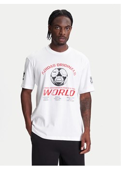 adidas T-Shirt 90s Football Graphic JX3065 Biały Regular Fit ze sklepu MODIVO w kategorii T-shirty męskie - zdjęcie 184045804
