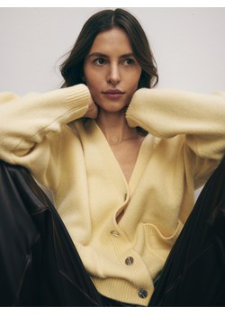 Reserved - Wełniany kardigan z kieszeniami - jasnożółty ze sklepu Reserved w kategorii Swetry damskie - zdjęcie 184050213