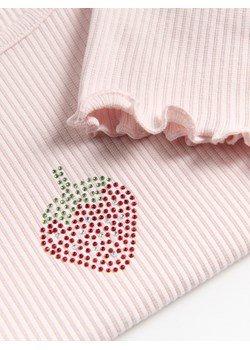Reserved - Prążkowany t-shirt z aplikacją - pastelowy róż ze sklepu Reserved w kategorii Bluzki dziewczęce - zdjęcie 184050700