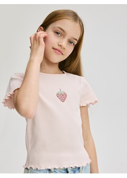 Reserved - Prążkowany t-shirt z aplikacją - pastelowy róż ze sklepu Reserved w kategorii Bluzki dziewczęce - zdjęcie 184051860