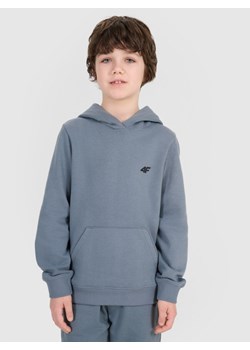 Chłopięca bluza dresowa nierozpinana z kapturem 4F 4FJWSS25TSWSM1715 - niebieska ze sklepu Sportstylestory.com w kategorii Bluzy chłopięce - zdjęcie 184054750