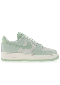 Buty damskie Nike Air Force 1 '07 SE HQ1497-099 - zielono-białe ze sklepu streetstyle24.pl w kategorii Buty sportowe damskie - zdjęcie 184055141