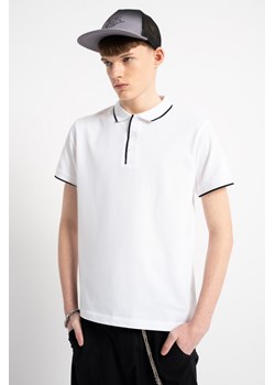 Biała koszulka polo z krótkim rękawem z czarnymi elementami, kolor - biały, rozmiar - 170 ze sklepu REPORTER w kategorii T-shirty chłopięce - zdjęcie 184055501