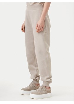 Calvin Klein Jeans Spodnie dresowe Raised J20J224841 Szary Relaxed Fit ze sklepu MODIVO w kategorii Spodnie damskie - zdjęcie 184058064