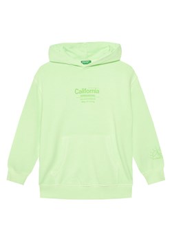 United Colors Of Benetton Bluza 3WITC204G Zielony Relaxed Fit ze sklepu MODIVO w kategorii Bluzy chłopięce - zdjęcie 184058082