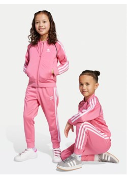 adidas Dres adicolor SST JY1142 Różowy Regular Fit ze sklepu MODIVO w kategorii Komplety dziewczęce - zdjęcie 184058150
