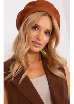 Jasnobrązowy beret damski AT-CZ-231305.82P, Kolor jasnobrązowy, Rozmiar uniwersalny, WOOL FASHION ITALIA ze sklepu Primodo w kategorii Czapki zimowe damskie - zdjęcie 184068293