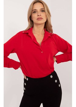 Czerwona koszula z ozdobnym kołnierzykiem DHJ-KS-15260.96, Kolor czerwony, Rozmiar uniwersalny, ITALY MODA ze sklepu Primodo w kategorii Koszule damskie - zdjęcie 184068694