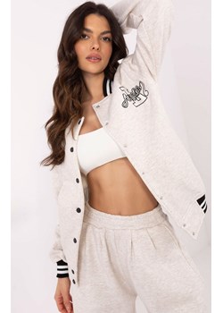 Bluza damska bomberka EM-BL-892.83P, Kolor jasny beż, Rozmiar uniwersalny, MY RED LIPS ze sklepu Primodo w kategorii Bluzy damskie - zdjęcie 184068981