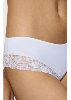 Triumph Lovely Micro Hipsterki białe figi damskie 10182555, Kolor biały, Rozmiar M, Triumph ze sklepu Primodo w kategorii Majtki damskie - zdjęcie 184093502