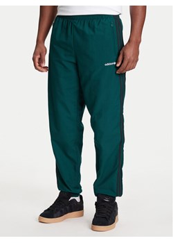 adidas Spodnie dresowe Brushed JX3079 Zielony Regular Fit ze sklepu MODIVO w kategorii Spodnie męskie - zdjęcie 184098200