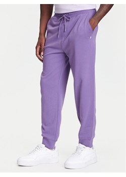 United Colors Of Benetton Spodnie dresowe 342ZUF01B Fioletowy Regular Fit ze sklepu MODIVO w kategorii Spodnie męskie - zdjęcie 184098220