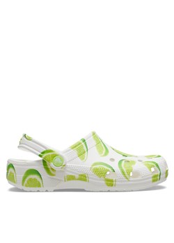 Crocs Klapki Classic Fresh Fruits Clog 211008 Biały ze sklepu MODIVO w kategorii Klapki męskie - zdjęcie 184098314