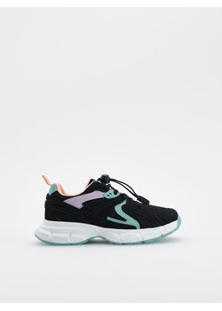Reserved - Lekkie sneakersy z odblaskowymi elementami - czarny ze sklepu Reserved w kategorii Buty sportowe dziecięce - zdjęcie 184102153