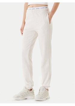 Guess Spodnie dresowe O5RB01 KCO31 Beżowy Regular Fit ze sklepu MODIVO w kategorii Spodnie damskie - zdjęcie 184103304