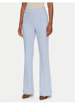 Guess Spodnie materiałowe W4YB01 KCBO2 Błękitny Slim Fit - id: 0000303936778 - marki Guess - 184103374 Guess Spodnie materiałowe W4YB01 KCBO2 Błękitny Slim Fit ze sklepu MODIVO w kategorii Spodnie damskie - zdjęcie 184103374