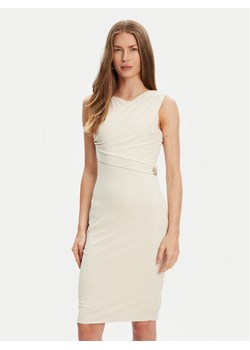 Guess Sukienka codzienna W5YK27 KAQL2 Écru Regular Fit ze sklepu MODIVO w kategorii Sukienki - zdjęcie 184103384
