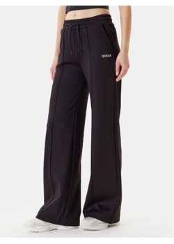 Guess Spodnie dresowe V5YB03 KCX22 Czarny Regular Fit ze sklepu MODIVO w kategorii Spodnie damskie - zdjęcie 184103401