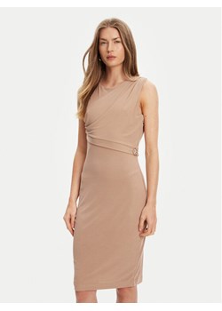 Guess Sukienka codzienna W5YK27 KAQL2 Brązowy Regular Fit ze sklepu MODIVO w kategorii Sukienki - zdjęcie 184103470