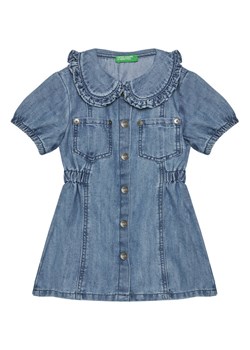 United Colors Of Benetton Sukienka jeansowa 41DWGV029 Niebieski Regular Fit ze sklepu MODIVO w kategorii Sukienki dziewczęce - zdjęcie 184103514