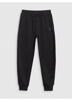 Chłopięce spodnie dresowe joggery 4F 4FJWSS25TTROM1112 - czarne - id: 286716 - marki 4f Junior - 184107433 Chłopięce spodnie dresowe joggery 4F 4FJWSS25TTROM1112 - czarne ze sklepu Sportstylestory.com w kategorii Spodnie chłopięce - zdjęcie 184107433