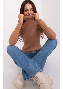 Sweter z golfem jasnobrązowy PM-SW-1087.09, Kolor jasny brąz, Rozmiar S/M, P-M ze sklepu Intymna w kategorii Swetry damskie - zdjęcie 184123282